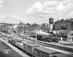 Blick in das Depot Borås an der Viskadalsbanan nach Varberg, etwa 70-80 km östlich von Göteborg. Im Bw sind eine "Littera" E (Dh2) und eine J (1´C2´h2t) zu sehen (beide mit Innenzylindern), sowie eine elektrische Lok Reihe Ha oder Hb.  (08.1952) <i>Foto: Jürgen Hagemann</i>