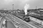 Blick in den Rangierbahnhof von Dybbølsbro in Kopenhagen, in dem gerade DSB 343 Rangierarbeiten ausführt. Die Lok gehört zur Reihe Q, die die DSB ab 1930 als Rangierlok für die großen Rangierbahnhöfe in Aarhus und Fredericia beschafft. Die 15 Nassdampf-Lokomotiven wurden von der Maschinenfabrik Frichs in Aarhus entwickelt und gebaut. (08.1961) <i>Foto: Jürgen Hagemann</i>