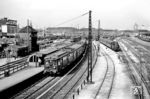 Eine S-Bahn nach Klampenborg, einem am Öresund nördlich von Kopenhagen gelegener Villen- und Badevorort, fährt in die Station Dybbølsbro (heute S-Bahn-Station Fisketorvet) in Kopenhagen ein. (08.1961) <i>Foto: Jürgen Hagemann</i>