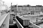 Die Rangierfahrt mit DSB F 482 passiert die Langebro (deutsch 'Lange Brücke') im Zentrum Kopenhagens, die über den Inderhavn (Innenhafen) führt. (08.1961) <i>Foto: Jürgen Hagemann</i>