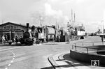 Rangierarbeiten mit DSB F 482 an der Fähre nach Helsingborg im Inderhavn in Kopenhagen. Der bekannteste Bewohner des Hafengeländes war der dänische Dichter und Schriftsteller Hans Christian Andersen, der hier ab 1834 für fünf Jahre wohnte.  (08.1961) <i>Foto: Jürgen Hagemann</i>