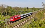 TRI 110 198 mit der mittwöchlichen Überführungsfahrt DLr 93623 von Dortmund-Eving nach Köln Bbf bei Langenfeld-Mehlbruch. (15.04.2026) <i>Foto: Joachim Bügel</i>