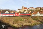 218 423 mit RE 4852 nach Hof vor der historischen Stadtkulisse von Nabburg. Keimzelle der Stadt war eine frühmittelalterliche Burganlage, die sich im Bereich der heutigen Altstadt befand. Früheste Siedlungsspuren lassen sich archäologisch für den Übergang vom 7. zum 8. Jahrhundert datieren. (06.04.2026) <i>Foto: Joachim Bügel</i>