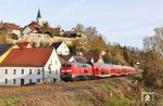 218 433 passiert mit RE 4857 nach München das Ausfahrvorsignal des Bahnhofs Nabburg. (06.04.2026) <i>Foto: Joachim Bügel</i>