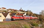 218 433 mit RE 4857 (Hof - München) vor der Altstadtkulisse von Nabburg mit der Stadtpfarrkirche. (06.04.2026) <i>Foto: Joachim Bügel</i>