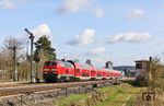 218 428 brummt mit RE 4859 nach München durch den Bahnhof Nabburg. Rechts steht das Wärterstellwerk 1 aus dem Jahr 1936. (06.04.2026) <i>Foto: Joachim Bügel</i>