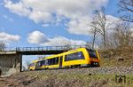 648 204 als RB 79725 nach Regensburg an der Überführung der ehemaligen Bahnstrecke von Nabburg nach Schönsee (Oberpf) bei Brensdorf. Der Personenverkehr, der in den letzten Jahren ausschließlich mit Schienenbussen durchgeführt worden war, wurde am 30. Mai 1976 auf der Nebenbahn eingestellt. Der reguläre Güterverkehr endete seit dem 3. Juni 1984 in Lind. Im übrigen Abschnitt hielt er sich – vor allem dank des Bundeswehrstandortes Oberviechtach – noch bis zum 15. Oktober 1994. Die Brücke über die Bahnstrecke Regensburg–Weiden, die Naab sowie der Bundesautobahn 93 blieb ohne Gleise erhalten. (06.04.2026) <i>Foto: Joachim Bügel</i>