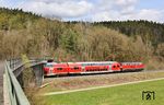 218 433 passiert mit RE 4856 (München - Hof) die ehemalige Bahnstrecke Nabburg–Schönsee (Oberpf) bei Brensdorf. (06.04.2026) <i>Foto: Joachim Bügel</i>