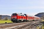 218 433 fährt mit RE 4860 in Nabburg ein. Rechts zweigt das Anschlussgleis zur Fluorchemie Stulln ab, vormals das Streckengleis nach Schönsee (Oberpf). (06.04.2026) <i>Foto: Joachim Bügel</i>