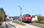 Ohne Halt geht es für 218 428 mit RE 4865 nach München durch den Bahnhof Nabburg. (06.04.2026) <i>Foto: Joachim Bügel</i>
