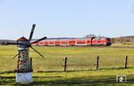 218 416 fährt mit RE 4867 nach München an einer selbstgebastelten Gartendeko bei Haindorf vorbei. (06.04.2026) <i>Foto: Joachim Bügel</i>