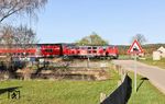 218 416 am Feuerlöschteich von Perschen, in dem gerade ein einsamer Schwan vor der dröhnenden Lok Reißaus nahm. (06.04.2026) <i>Foto: Joachim Bügel</i>