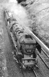 01 1105 (Bw Kassel) mit einem Schnellzug bei Göttingen. Anfang der 1950er Jahre fuhren die acht Kasselaner Planloks der Baureihe 01.10 eine durchschnittliche Tagesleistung von knapp 700 km. (1951) <i>Foto: Helmut Först</i>