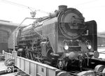 02 002 weilte von Frühjahr 1926 bis Sommer 1927 in Grunewald zu Testfahrten bei der Lokversuchsabteilung und wurde auf der dortigen kombinierten Dreh- und Schiebebühne abgelichtet. Gut zu erkennen ist die Indiziereinrichtung am Zylinder. Die Lok hat bereits ein Jahr nach der Übergabe an die DRG neue Windleitbleche abweichender Bauform erhalten. Geliefert wurde sie mit vertikal geteilten Blechen (wie ein Fabrikfoto der Lok von 1926 belegt), besitzt nun horizontal geteilte Bleche, wie sie auch die ersten Nachbauloks der BR 01 erhalten haben. Diese Windleitbleche der neueren Ausführung wurden nach vorn bis zur Vorderkante der Pufferbohle um ca. 30-35 cm verlängert. Daraus lässt sich schließen, dass es in den Jahren bis zur Einführung der meist als "Wagner-Bleche" bezeichneten ganz großen Windleitbleche etliche Zwischenstufen mit kleineren Veränderungen der Ursprungs-Bauform gab. 1939 wurde die Vierzylinder-Verbundlok in die Zweizylinder-Variante 01 237 umgebaut. (1927) <i>Foto: RVM</i>