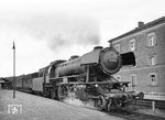 Ende Dezember 1950 kam 23 005 fabrikneu zum Bw Kempten (Allgäu). Bei ihren ersten "Gehversuchen" im Allgäu wurde sie vom Fotograf des BZA München begleitet, der sie hier bei einem Halt im Bahnhof Geltendorf fotografierte. (01.1951) <i>Foto: Engels</i>