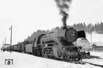 Die Kemptener 23 005 vor einem Persoennzug im Bahnhof Biessenhofen zwischen Kaufbeuren und Günzach. (01.1951) <i>Foto: Engels</i>