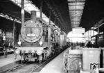 38 1726 (Bw Basel DRB) vor dem "Rheingold" im Bahnhof Basel SBB. (07.1939) <i>Foto: Privatfoto</i>