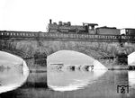 38 3045 vom Bw Marburg (Lahn) auf der Lahnbrücke zwischen Marburg Süd und Niederweimar auf der Main-Weser-Bahn. (1930) <i>Foto: RVM</i>