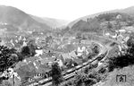 Der Bahnhof Calw, in den gerade 86 253 mit P 3102 aus Pforzheim einfährt, befand sich an der Nagoldtalbahn Pforzheim—Hochstadt (b Horb) sowie der Württembergischen Schwarzwaldbahn Stuttgart-Zuffenhausen–Calw (rechts). Der 1989 aufgelassene alte Bahnhof lag deutlich entfernt vom Stadtzentrum war wegen des ursprünglichen Betriebs mit Dampflokomotiven und Güterzügen und der damit verbundenen Lärm-, Staub- und Rauchbelästigung in dem engen Tal der Nagold eine verständliche Entscheidung. Für den Personenverkehr war aber diese Distanz umständlich. Am 29. Mai 1983 wurde der Personenverkehr zwischen Weil der Stadt und Calw eingestellt. Dadurch verlor der Bahnhof Calw seine Funktion als Umstiegsbahnhof zwischen Nagoldtal- und Schwarzwaldbahn. Am 28. Mai 1989 ging der neue zentrumsnahe Haltepunkt Calw in Betrieb.  (22.07.1937) <i>Foto: RVM-Filmstelle Berlin (Bellingrodt)</i>