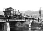 91 1371 vom Bw Lindau im Bauzugeinsatz an der Brücke über die Leiblach zwischen Lindau-Reutin und Bregenz-Lochau. Der Fluss stellt heute die Grenze zwischen Deutschland und Österreich dar, im Hintergrund ist der Pfänderrücken zu sehen. Die Lok war erst am 11.07.1940 vom Bw Plochingen überwiesen worden und musste im Herbst 1941 an eine Dienststelle im besetzen Osten abgegeben werden. Das Kriegsende erlebte sie in der Oberkrain beim Bw Aßling (Sawe), abgestellt als Schadrückführlok im Bahnhof Hart-Rothweinklamm. Die jugoslawische JDŽ übernahm die Lok als 154-004. (04.1941) <i>Foto: RVM</i>