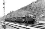 99 568 (Lokbf Lommatzsch) fährt mit einem Personenzug von Meißen Triebischtal nach Lommatzsch und wird in Kürze den Bahnhof Garsebach erreichen. Dort trennten sich die schmalspurigen Linien nach Wilsdruff und Lommatzsch. Im Vordergrund verläuft die damals noch zweigleisige Hauptstrecke Borsdorf (Sa)—Coswig (Bez Dresden), links am Borsdorfer Gleis steht das Hauptsignal der Blockstelle Götterfelsen. Hinter dem Zug zweigt das Anschlussgleis einer Ziegelei ab.  (1932) <i>Foto: Thümler</i>