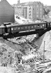 Die Corneliusstraße in Bilk ist eine der verkehrsreichsten Straßen in Düsseldorf und die Hauptverbindung vom Süden her in die City. Der Ausbau der Straße machte Anfang 1960 eine Erneuerung der Eisenbahnbrücke, über die die mehrgleisige Bahnstrecke nach Neuß verläuft, erforderlich. Die Erneuerung erfolgte im laufenden Betrieb (!) mit z.T. abenteuerlich anmutenden Hilfsbrücken. (07.1960) <i>Foto: BD Wuppertal (Säuberlich)</i>
