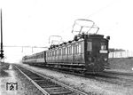 Für die geplante 'Große Elektrisierung' der Berliner Stadt- und Vorortbahnen ließen die Preußischen Staatsbahnen mehrere Triebwagen zum Vergleich mit den von der ED Berlin bevorzugten Triebzügen mit Stromschiene bauen. Dazu gehörte der 1914 von Linke-Hofmann-Busch (Werk Breslau) gebaute "ET 1002" (Foto), der im schlesischen Bahnbetriebswerk Nieder Salzbrunn, welches später zum Lokbahnhof des Bw Dittersbach wurde, in Dienst gestellt und beheimat wurde, weil nur dort eine entsprechende Fahrleitung mit 15.000 V vorhanden war. Nachdem 1921 für die Elektrifizierung der Berliner Stadt-, Ring- und Vorortbahnen ein Gleichstromsystem mit seitlicher Stromschiene favorisiert wurde, verblieb das Fahrzeug in Schlesien. Während drei Schwesterfahrzeuge, seit 1940 als ET 88 bezeichnet, 1945 vor der näherrückenden Front nach Westen evakuiert wurden, war ET 1002 schon 1937 nach einem Unfall ausgemustert worden.Der später als elT 1002 bezeichnete Triebwagen Der ET 1001 und 1002 kamen nach Schlesien, wohin ihne die nachgebauten E.T. 509 und 510 dann folgten. Bis zur Betriebseinstellung im Juli 45 liefen die E.T. 507ff, die späteren ET 88 vornehmlich auf der Strecke nach Halbstadt runter ins Bömische. (01.10.1920) <i>Foto: Werkfoto</i>