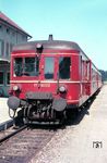 Auch das Bw Friedrichshafen beheimatete in der Endphase des VT 60 noch einige Fahrzeuge. Dazu gehörte der VT 60 512, der sich vor dem Empfangsgebäude des Bahnhofs Bad Schussenried sonnt. (05.1966) <i>Foto: Rolf Hahmann</i>