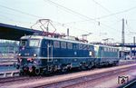 E 10 110 (Bw Heidelberg) im Schlepp einer E 41 in Mannheim Hbf. An der E 10 wurden wohl gerade einige Beulen augebessert und grundiert. (08.1965) <i>Foto: Rolf Hahmann</i>