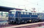 Die Frankfurter E 10 167 vor einem Schnellzug in Ulm Hbf. Die damalige Farbgebung bestand aus einer stahlblauen Lackierung, Rahmen und Drehgestelle waren tiefschwarz, das Dach silbern. Zwischen Rahmen und Aufbau war ein weißer Zierstreifen angebracht, der der Lok insgesamt ein elegantes Erscheinungsbild verlieh. (07.1965) <i>Foto: Rolf Hahmann</i>