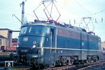 Die am 26.09.1963 in Dienst gestellte E 10 299 besaß Versuchsdrehgestelle für 200 km/h, die als Erprobungsträger für die künftige Baureihe 103 dienten. Zum Zeitpunkt der Aufnahme im Frühjahr 1967 im Heimat-Bw Nürnberg Hbf war sie bereits wieder auf den Serienzustand zurückgebaut. (02.1967) <i>Foto: Rolf Hahmann</i>