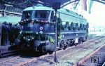 Am 29. Mai 1964 wurde der elektrische Betrieb zwischen Hagen und Köln aufgenommen. Während das Publikum in Hagen Hbf den Sonderzug, bestehend aus den neuen blauen Rheingoldwagen mit der Zuglok E 10 1312 bewunderte, wartete die Reservelok E 10 304 (Bw Dortmund Bbf) etwas abseits vom Geschehen. (29.05.1964) <i>Foto: Rolf Hahmann</i>