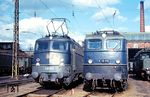 Eine schöne Vergleichsaufnahme zwischen der 1. Bauform der E 10 ("Kastenlok" E 10 116 aus Heidelberg) und der "Bügelfalte" E 10 340 (Bw Stuttgart) im Bw Stuttgart Hbf. (11.1967) <i>Foto: Rolf Hahmann</i>