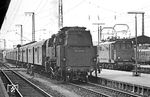 Kurioserweise bespannte 065 008 an diesem Tag auch den P 3321 in Aschaffenburg Hbf wieder Tender voraus. Rechts steht die Nürnberger 144 066 vor dem P 2391 nach Würzburg. (21.07.1971) <i>Foto: Wolfgang Bügel</i>