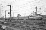 112 267 vom Bw Frankfurt/M-1 verlässt mit E 1769 (Frankfurt/M - Würzburg) den Aschaffenburger Hauptbahnhof. (21.07.1971) <i>Foto: Wolfgang Bügel</i>