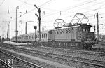 144 066 (Bw Nürnberg Hbf) fährt um 15.36 Uhr mit P 2391 nach Würzburg in Aschaffenburg Hbf ab. (21.07.1971) <i>Foto: Wolfgang Bügel</i>