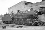 Nachdem man sich von der Reise nach Hof ein paar Tage erholt hatte, ging es in der zweiten Hälfte der Sommerferien mit der Bezirkswochenkarte nach Rheine. Wie immer erfolgte die Anfahrt mit dem auch in Wuppertal-Oberbarmen haltenden D 735 (Köln - Norddeich Mole, Halt in Wuppertal-Oberbarmen um 8.55/56 Uhr). Nach der Ankunft in Rheine um 10.51 Uhr ging es zu Fuß ins Bw. Da die sonst üblichen Fotos des Umspannens in Münster auf eine 012 fehlen, scheint der D 735 an diesem Tag mit Diesel gefahren zu sein, wie sich später noch (negativ) herausstellen sollte. Im Bw Rheine präsentiert sich als erstes die hier stationierte 043 094 neben dem Lokschuppen. (26.07.1971) <i>Foto: Wolfgang Bügel</i>