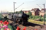 012 100 rollt mit dem Saison-Schnellzug D 1334 (Emden - Münster) am Schrankenposten 135 auf Münster (Westf) Hbf zu. (21.07.1972) <i>Foto: Bernd Kappel</i>