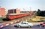 Eine Vierereinheit 515/815 passiert als Et 1904 nach Enschede den heute durch eine Unterführung ersetzten Bahnübergang am Hohen Heckenweg in Münster. (21.07.1972) <i>Foto: Bernd Kappel</i>