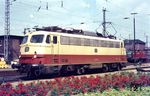 Die Dortmunder 112 495 pausiert im Bw Münster (Westf). Auffällig bei vielen Fotos aus den 1970er Jahren sind die vielen kleinen Details am Rande, wie die sorgsam gepflegten Rosenbeete in einem Bahnbetriebswerk. (06.08.1972) <i>Foto: Bernd Kappel</i>