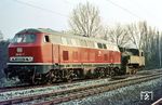 218 147 vom Bw Hagen-Eckesey überführt Lok 16 der HzL am Betriebsbahnhof Kanal auf der Güterumgehungsbahn bei Münster (Westf) zur Werkstätte der Teutoburger Wald-Eisenbahn (WLE) nach Lengerich. Dort wurde die Dampflok wieder betriebsfähig aufgearbeitet. (26.03.1973) <i>Foto: Bernd Kappel</i>