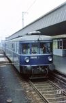 636 801 samt Steuerwagen 936 801 in Münster (Westf) Hbf. Der Triebwagen stammte ursprünglich aus Litauen, hergestellt 1937 von MAN Nürnberg (Fabriknummer 127678). 1953 wurde er als VT 36 3628 von der British Army of the Rhine, Royal Engineers (Transportation) übernommen. Nach einem Umbau 1955/56 bei Talbot in Aachen verkehrte er als Salon-Triebwagen der Britischen-Rheinarmee, beheimatet in Mönchengladbach-Rheindahlen. Hier ist er als Sonderzug (Dtm) mit Angehörigen der britischen Garnison aus Münster-Gremmendorf nach Osnabrück unterwegs. 1976 wurde das Fahrzeug ausgemustert und in der belgischen Verbeke Foundation in Kemzeke abgestellt. (03.05.1973) <i>Foto: Bernd Kappel</i>