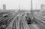 Blick aus dem Stellwerk "Dm" auf die in Düsseldorf Hbf ausfahrende 38 2541 vom Bw Betzdorf (Sieg). (05.1957) <i>Foto: Ernst Winter</i>