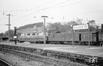 Eine V 200 des Bw Hamm (Westf) fährt mit E 787 nach Amsterdam aus dem Düsseldorfer Hauptbahnhof. (06.1957) <i>Foto: Ernst Winter</i>