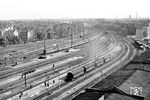 Blick aus dem Uhrenturm auf die südlichen Gleisanlagen des Düsseldorfer Hauptbahnhofs. Im Vordergrund steht eine 78er mit einem Personenzug in Richtung Neuss, in der Bildmitte fährt eine V 200 in Richtung Köln aus. (07.1957) <i>Foto: Ernst Winter</i>