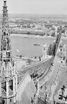Blick vom Kölner Dom auf die noch zweigleisig befahrene Hohenzollernbrücke und die Messehallen auf der Deutzer Seite. Aus heutiger Sicht wären die Brückentürme sicherlich eine städtebauliche Bereicherung. Sie mussten aber kurze Zeit später der anstehenden Elektrifizierung weichen. (07.1957) <i>Foto: Ernst Winter</i>