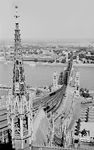Der Blick vom Kölner Dom auf die Ostausfahrt des Kölner Hauptbahnhofs mit einer von der Hohenzollernbrücke einfahrenden P 8. Auf der anderen Rheinseite ist, neben den Messehallen, der Bahnhof Köln-Deutz und sogar der Wasserturm des Bw Deutzerfeld zu erkennen. (07.1957) <i>Foto: Ernst Winter</i>