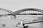 Auf der Kölner Hohenzollernbrücke über den Rhein begegnen sich zwei mit P 8 bespannte Personenzüge. (07.1957) <i>Foto: Ernst Winter</i>