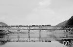 Eine 44er rollt über die doppelstöckige Moselbrücke bei Bullay und wird gleich in den 459 m langen Prinzenkopftunnel einfahren. (07.1957) <i>Foto: Ernst Winter</i>