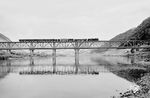 Eine Trierer P 8 führt den P 2450 (Koblenz - Trier) über die doppelstöckige Moselbrücke bei Bullay. An der Zugspitze wird ein alter preußischer Schnellzugwagen überführt. (07.1957) <i>Foto: Ernst Winter</i>